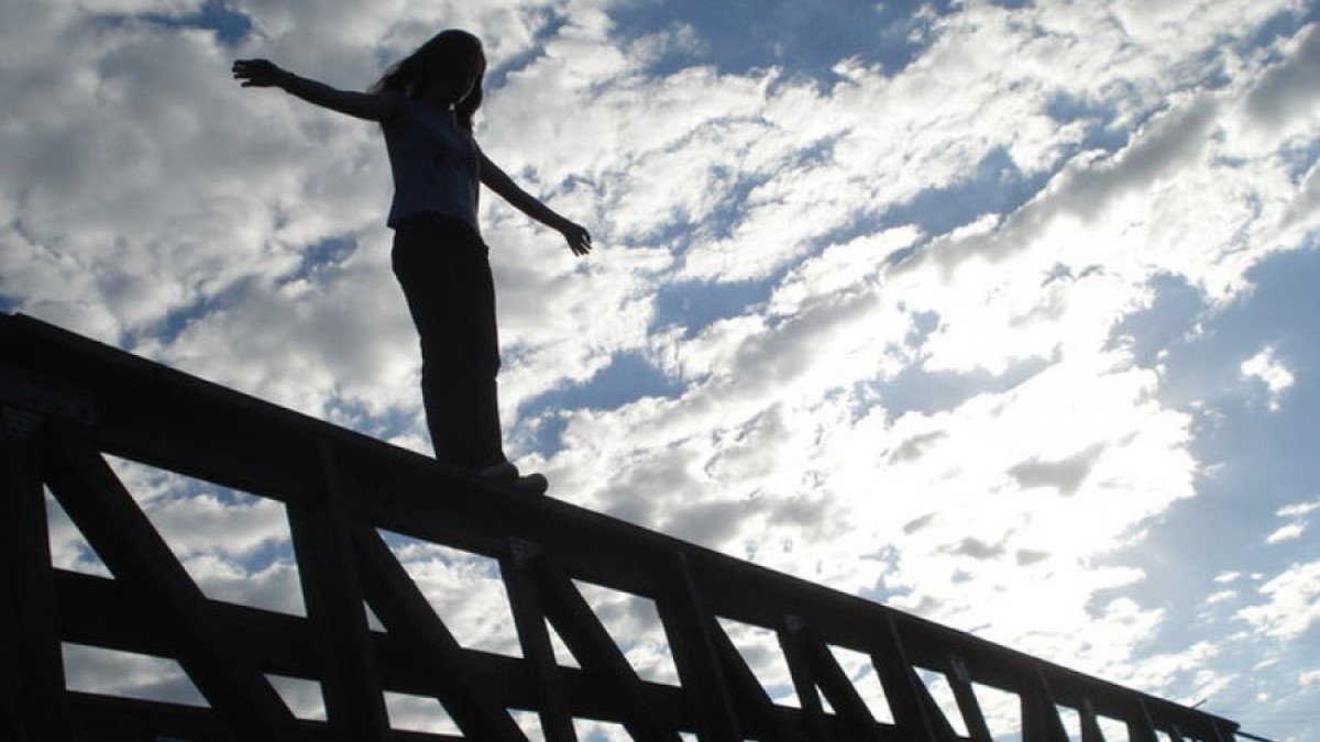 В Киеве девушка пыталась прыгнуть с моста из-за измены мужа