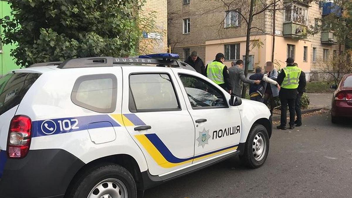 В Киеве мужчина пристал на улице к незнакомой женщине и стрелял в нее