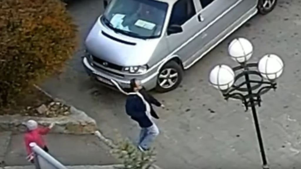 Под Киевом мужчина пытался раздеть семилетнюю девочку в подъезде: видео с камер наблюдения