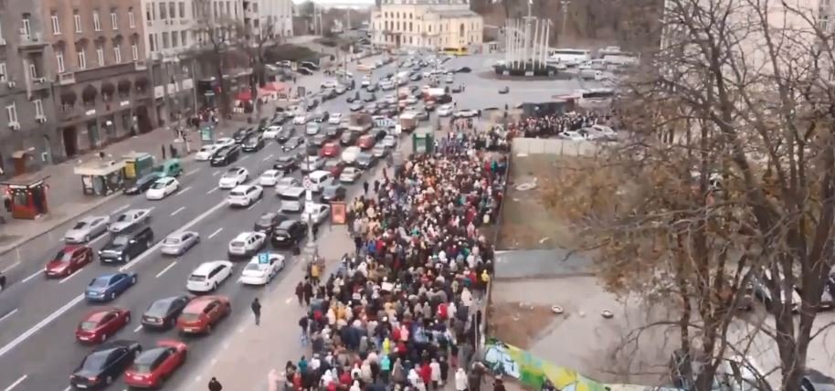 По центру Киева тысячи учителей идут к Верхновной Раде: стрим с высоты