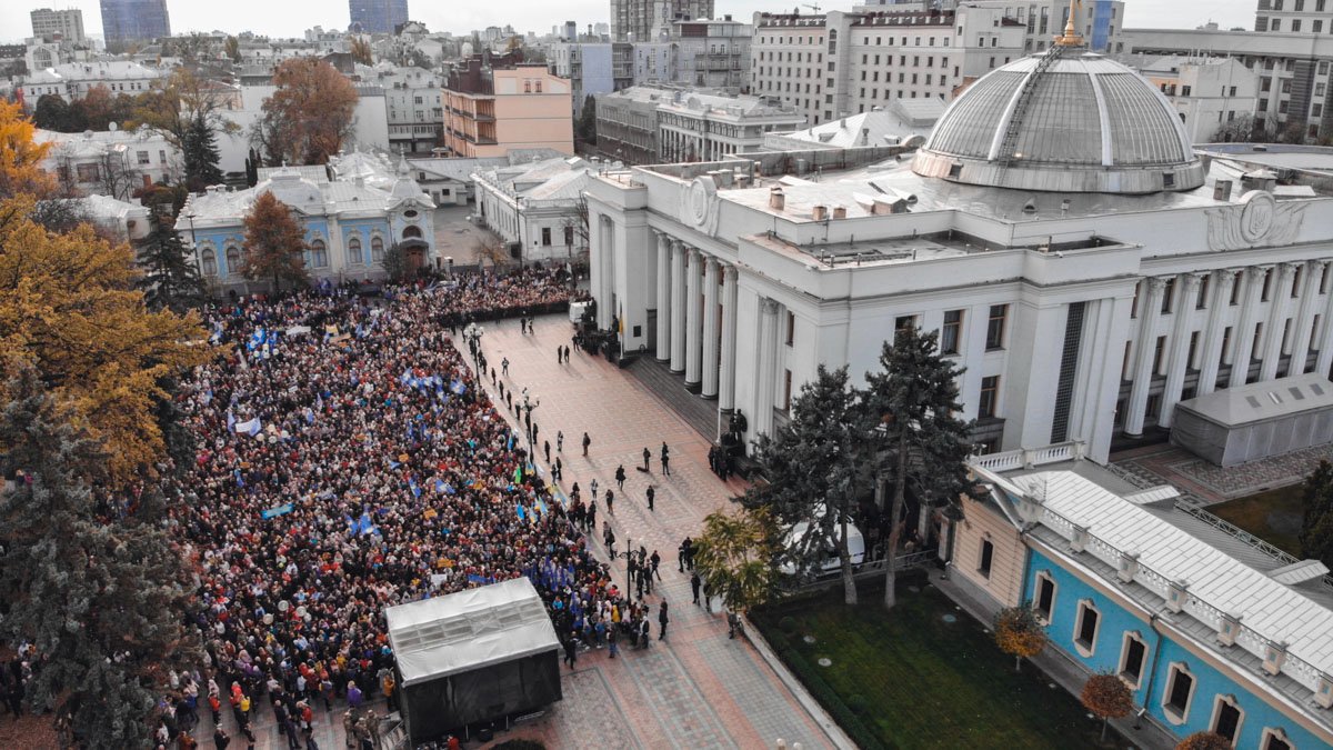 Не последний звонок в Киеве: тысячи учителей вышли под ВР против отмены надбавок