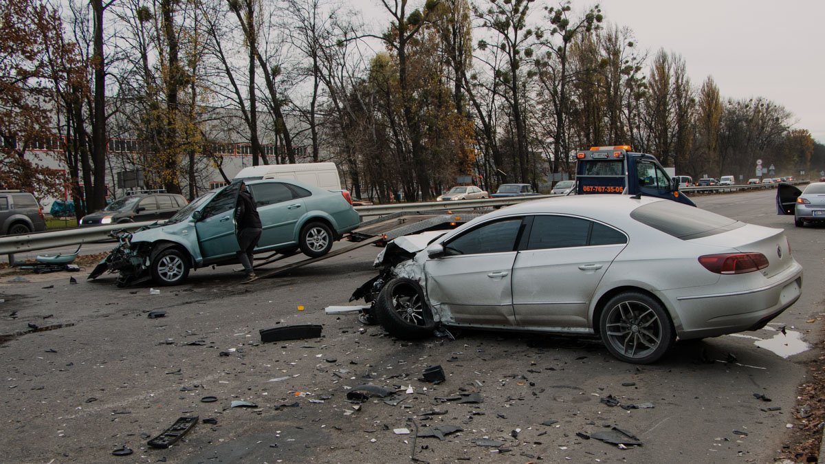 Под Киевом Volkswagen протаранил Chevrolet и врезался в Hyundai: пострадали два человека