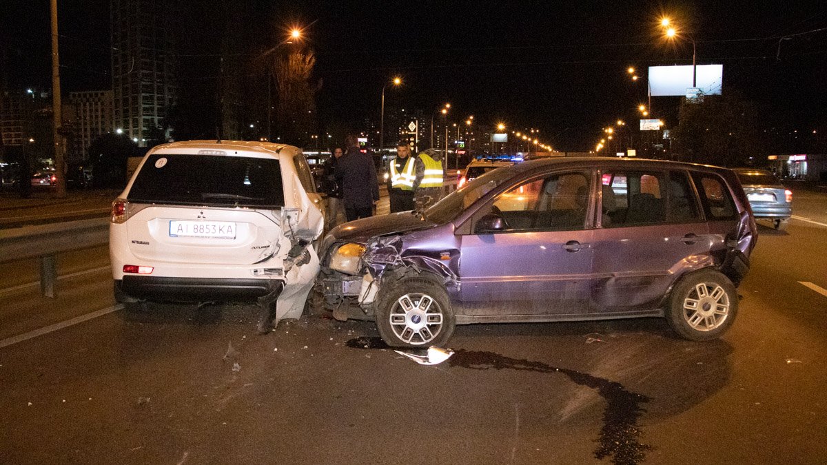 В Киеве на Теремках столкнулись три машины: пострадала девушка
