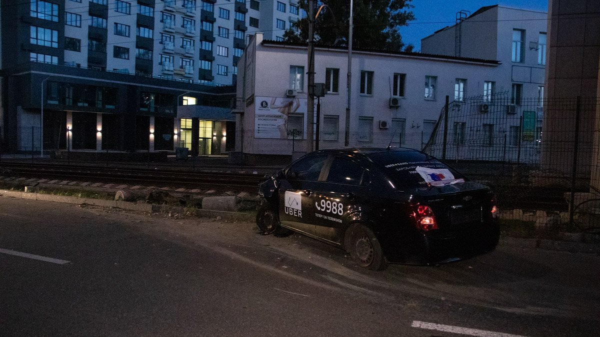 В Киеве на Жилянской такси Uber снес забор скоростного трамвая и остановился посреди дороги