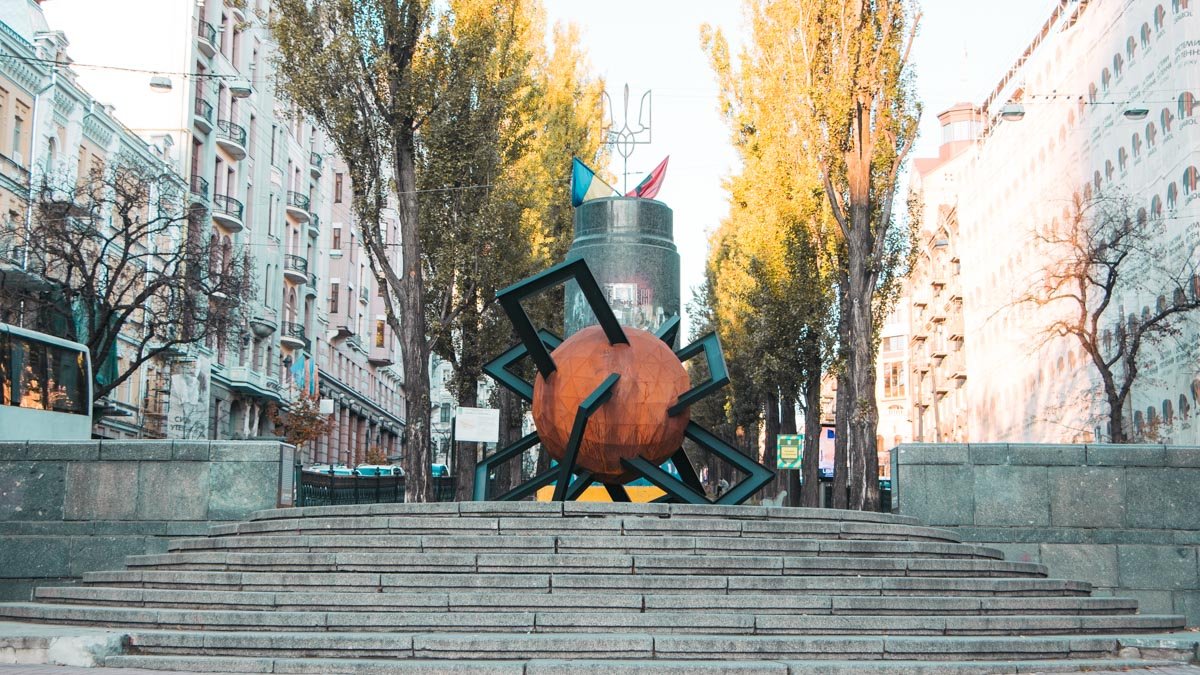 В Киеве на бульваре Шевченко появилась коричневая сфера: что значит новая скульптура