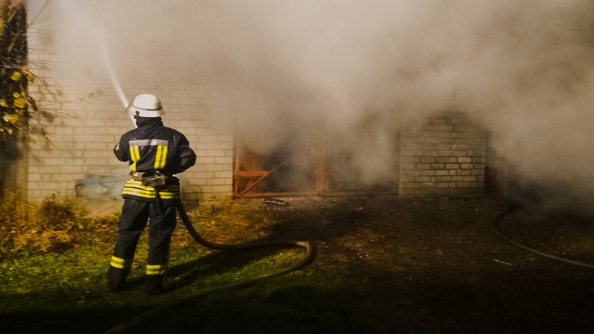 Под Киевом пожарные спасли горящий гараж от взрыва
