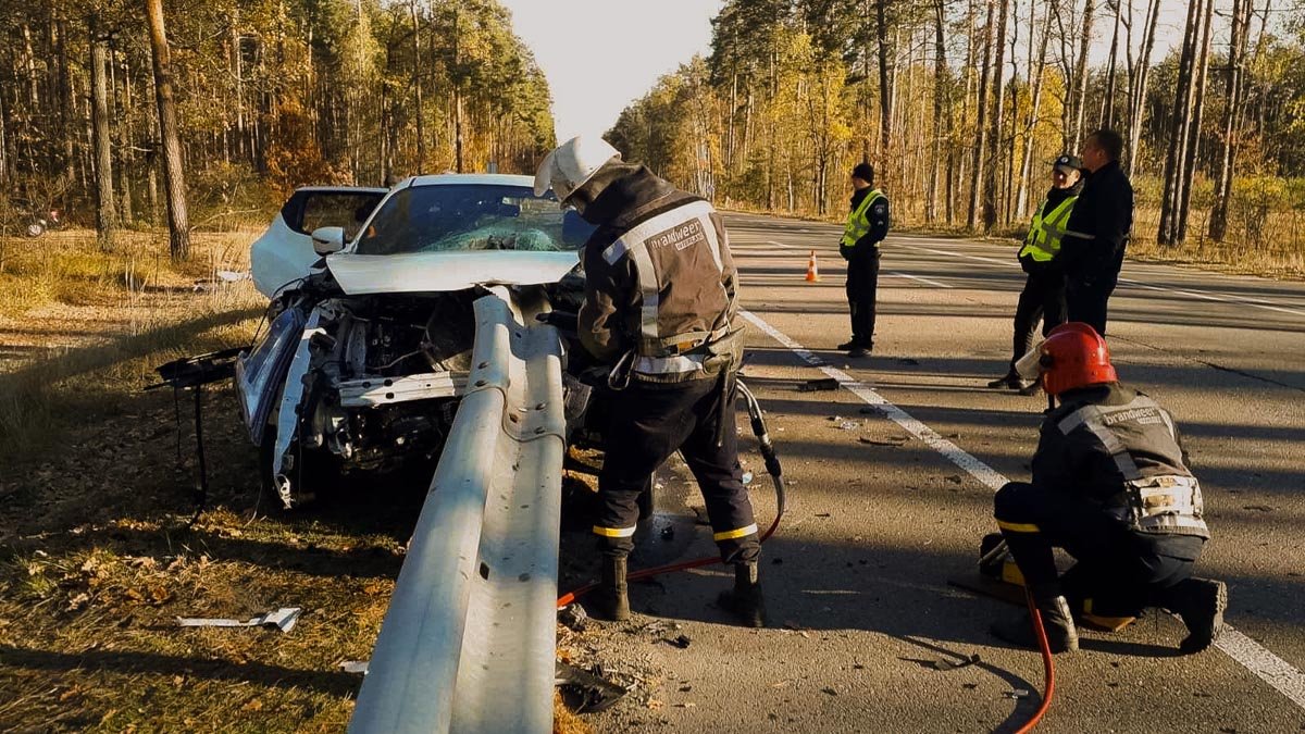 Под Киевом Nissan напоролся на отбойник: погибла женщина, двое пострадали