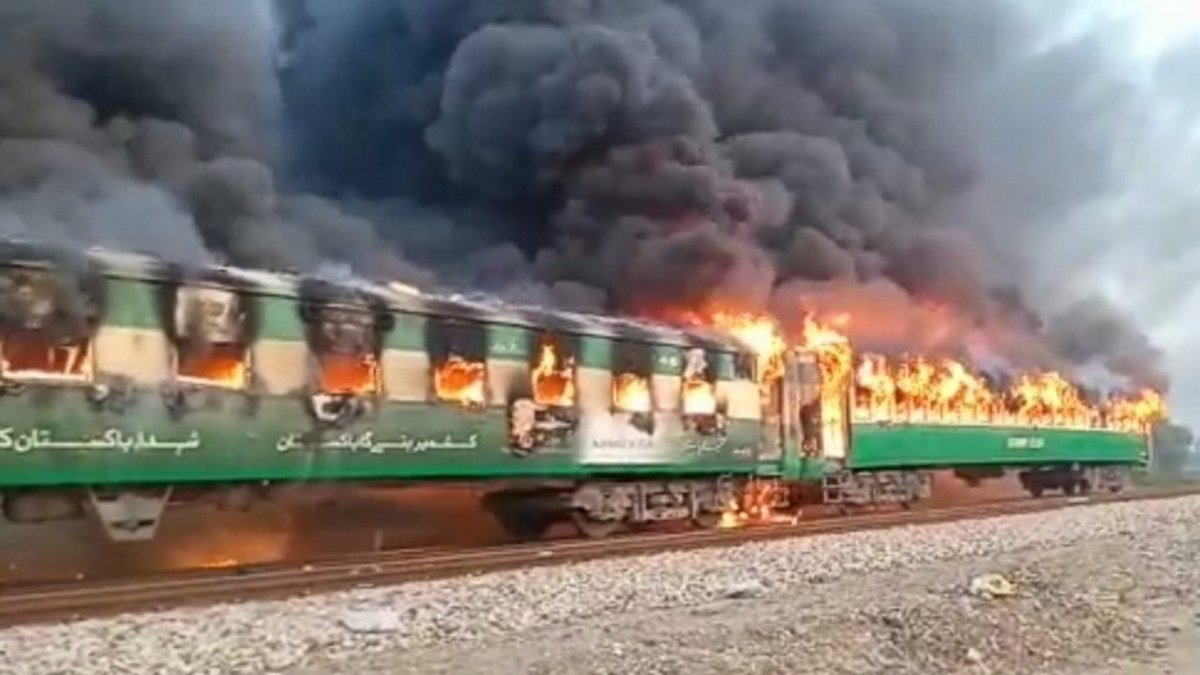 В Пакистане взорвался поезд с пассажирами: более 60 человек сгорели заживо