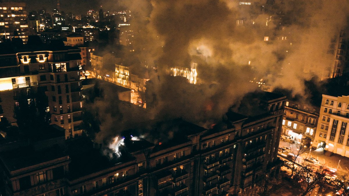 В центре Киева горит жилой дом: людей эвакуировали, жильцы слышали взрывы