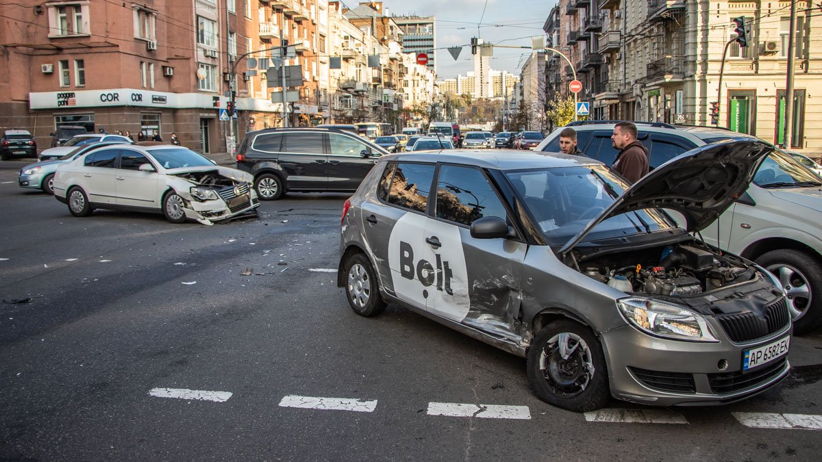 В центре Киева столкнулись Volkswagen и Skoda службы такси Bolt