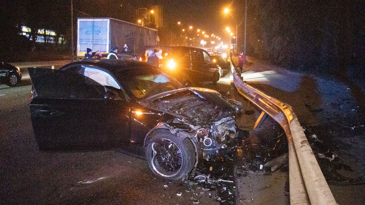 В Киеве на Брест-Литовском шоссе столкнулись 6 машин: двое водителей сбежали