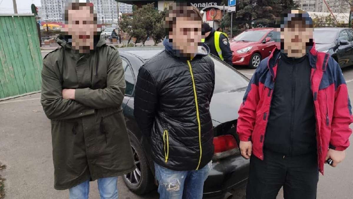 В Киеве мужчина закрылся в туалете заведения и кололся: в его машине нашли наркотики