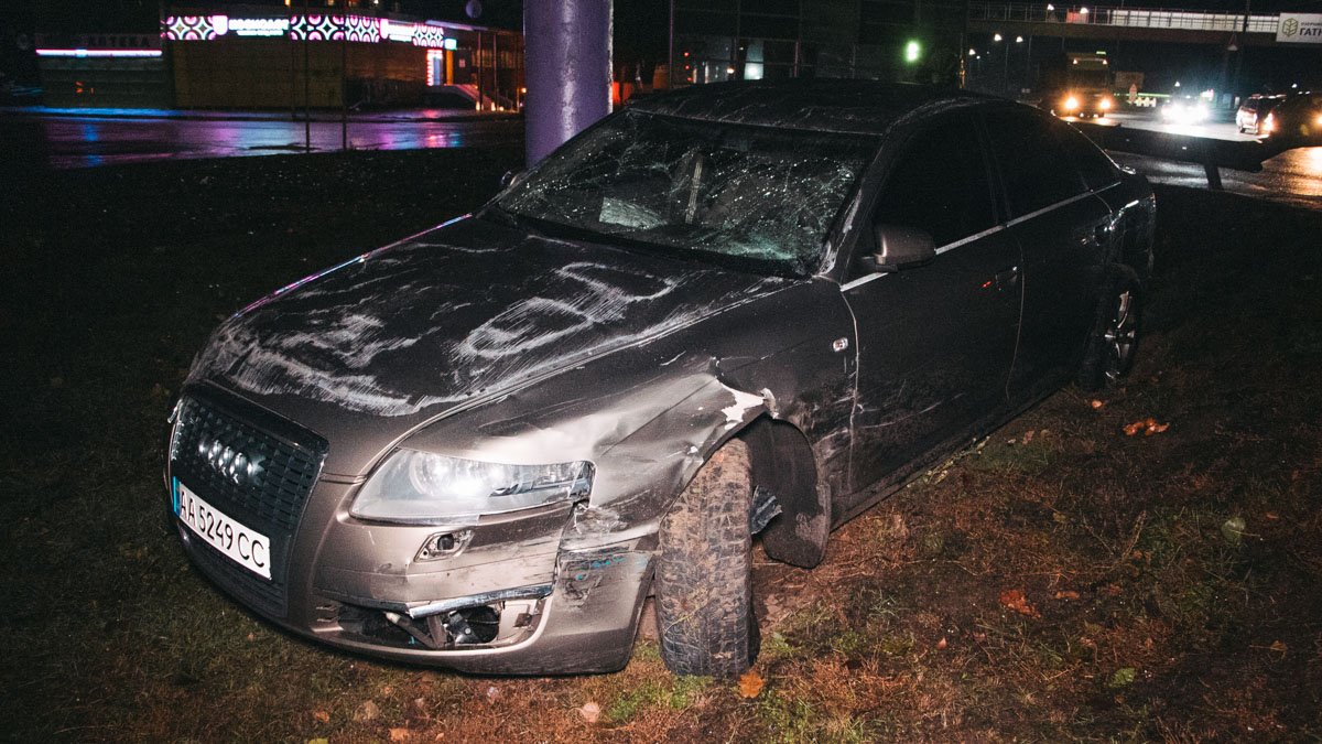 Под Киевом водитель Audi протаранил Volkswagen и вылетел в кювет