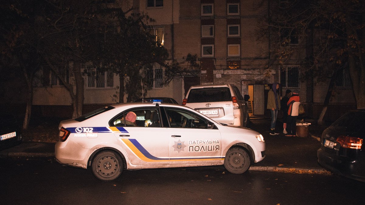 «Ты следующая»: в Киеве мужчина порезал горло друга болгаркой и угрожал своей сестре