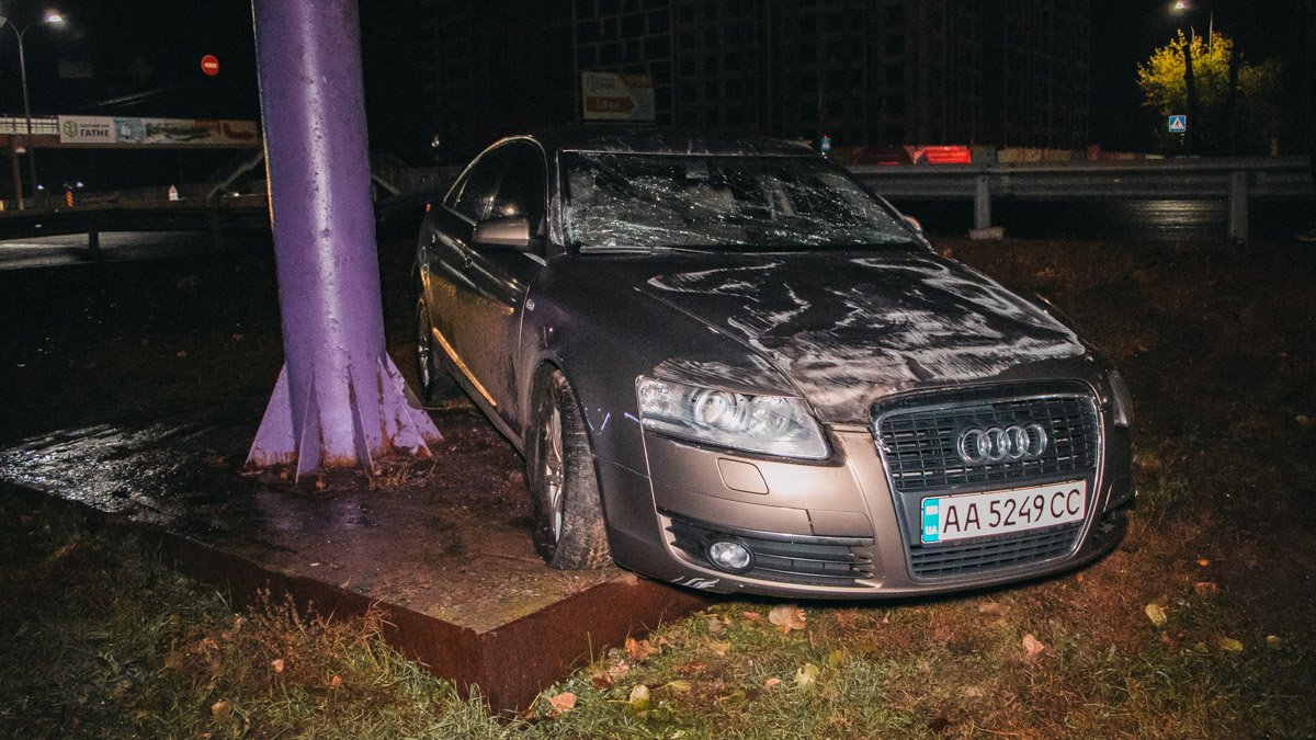 Под Киевом водитель Audi протаранил Volkswagen: видео момента аварии