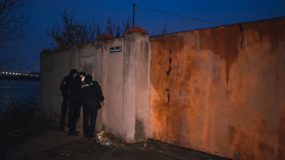В Киеве нашли мертвого мужчину без обуви и с SIM-картой на лице