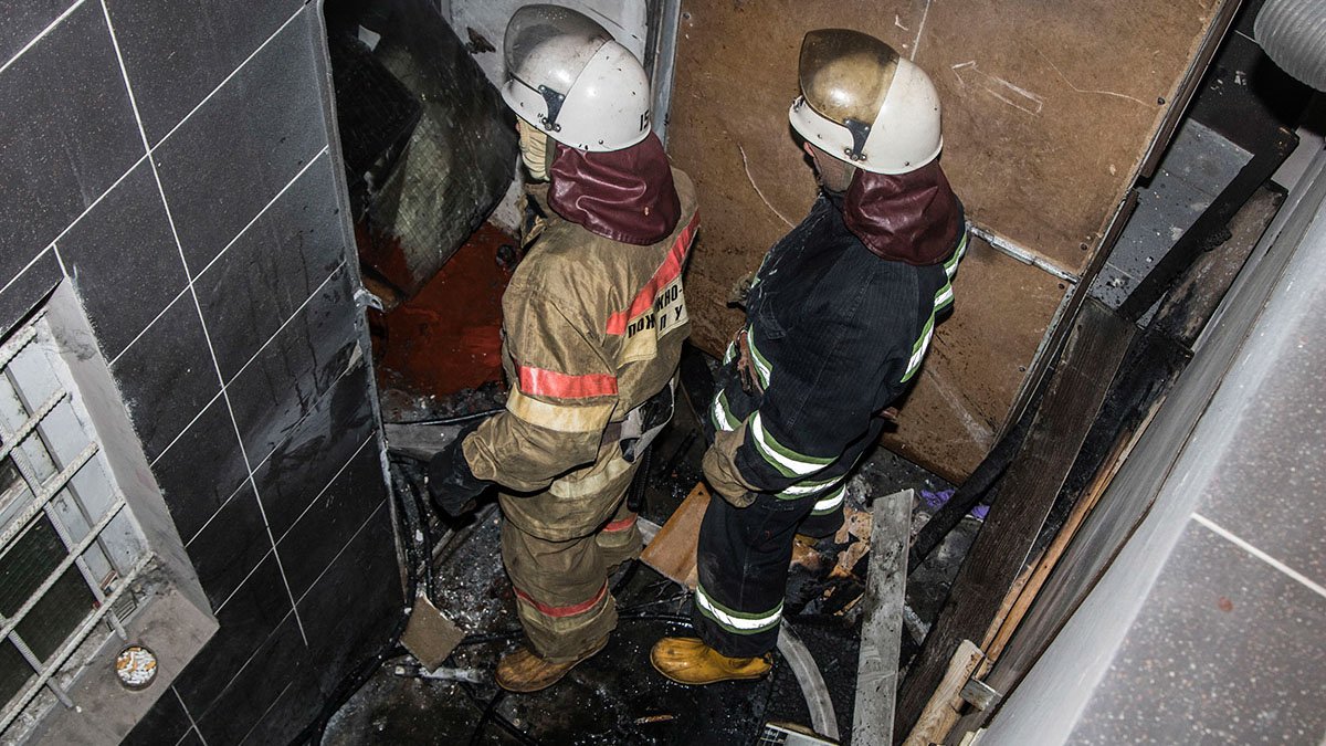В Киеве на Оболони загорелась квартира, пока хозяев не было дома