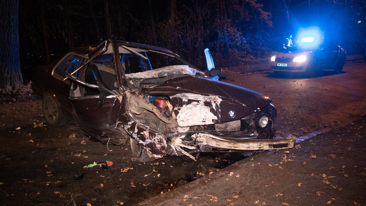 В Киеве на Голосеево BMW влетело в дерево: пострадали два парня