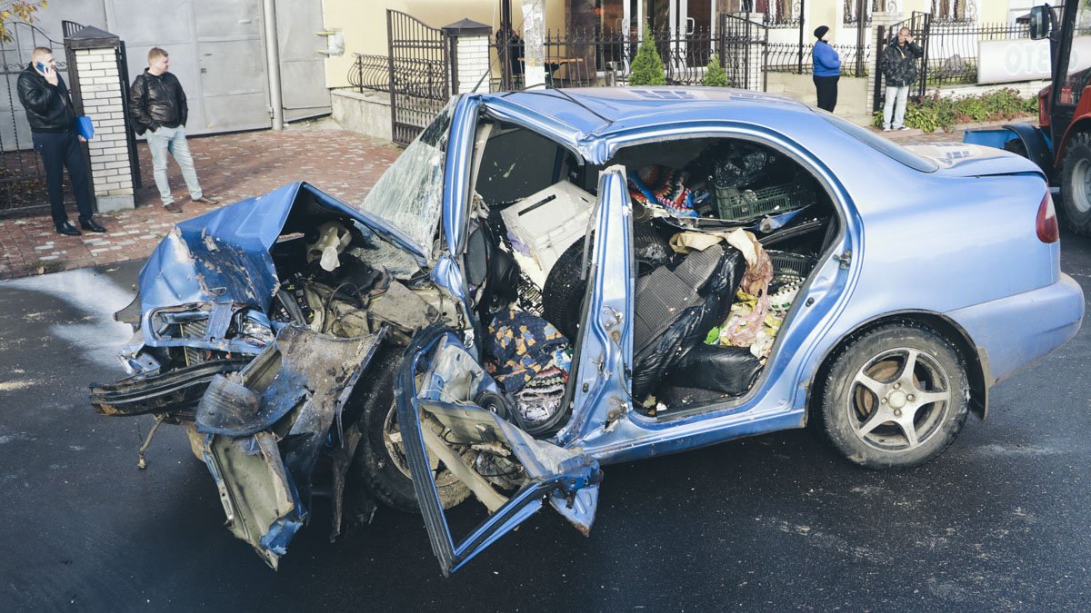 Под Киевом Peugeot вылетел на встречку и снес Daewoo: погибла женщина-водитель Lanos
