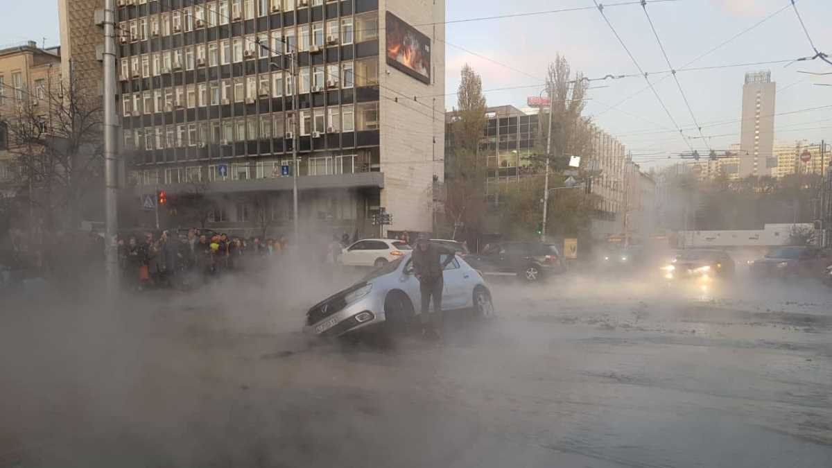 В центре Киева прорвало трубу с кипятком, в яму провалились автомобили: что там происходит сейчас