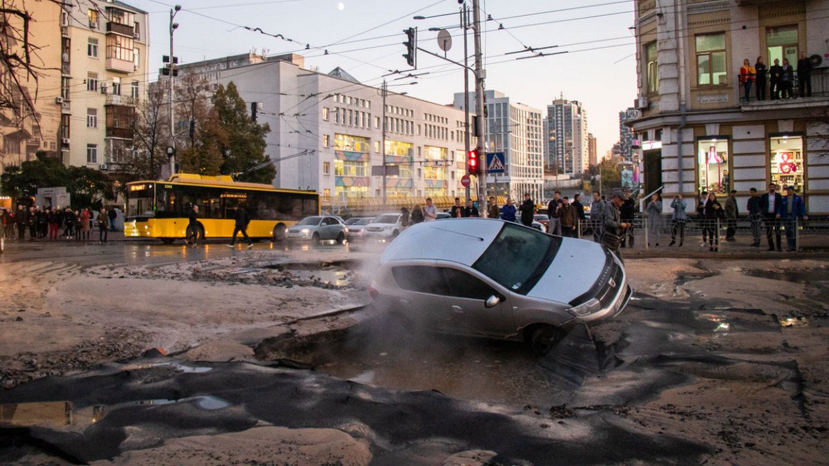 Злополучный перекресток: в Киеве на Саксаганского второй год подряд от прорыва трубы проваливается асфальт