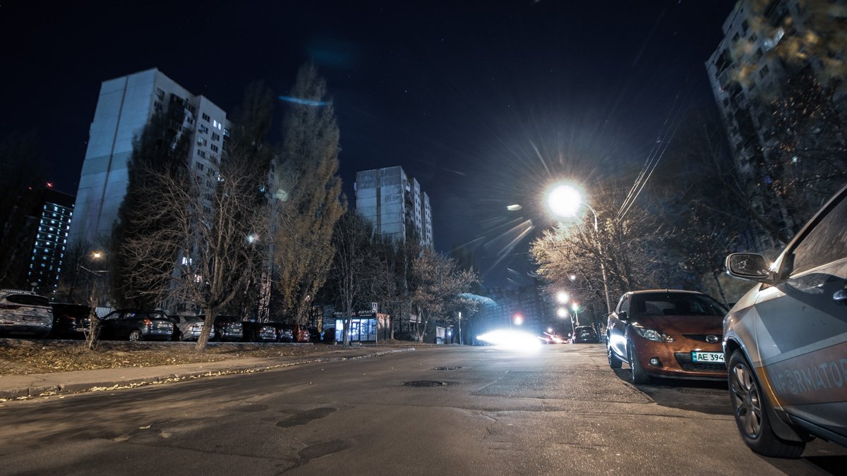 Особый взгляд: как в Киеве выглядит улица Стадионная при свете луны и фонарей