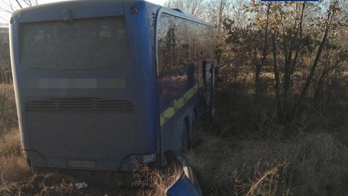 На трассе Киев - Харьков автобус с 32 пассажирами влетел в грузовик: оба автомобиля в кювете