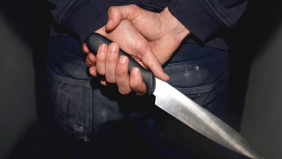 В Киеве судимый за убийство мужчина ударил знакомого ножом в спину
