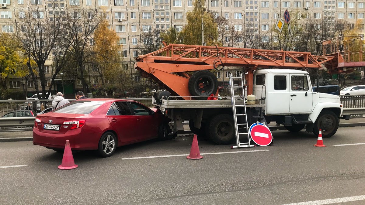 В Киеве на Науки столкнулись Volkswagen и Toyota: последний влетел в машину коммунальщиков