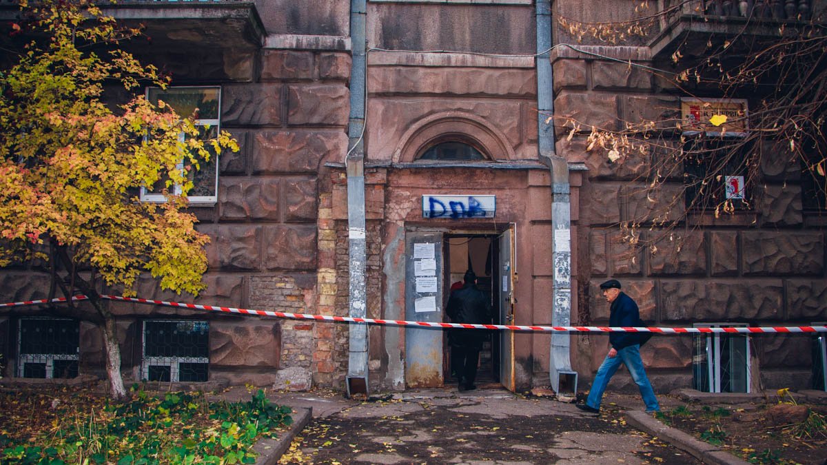 Без электричества, воды, газа и крыши над головой: после пожара в Киеве на Пирогова жильцы сами восстанавливают дом