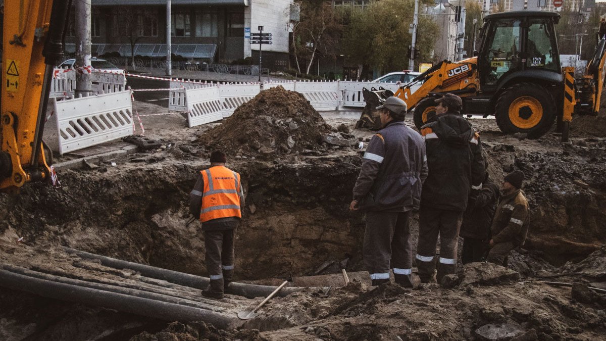 Прорыв трубы на Саксаганского в Киеве: когда устранят повреждения