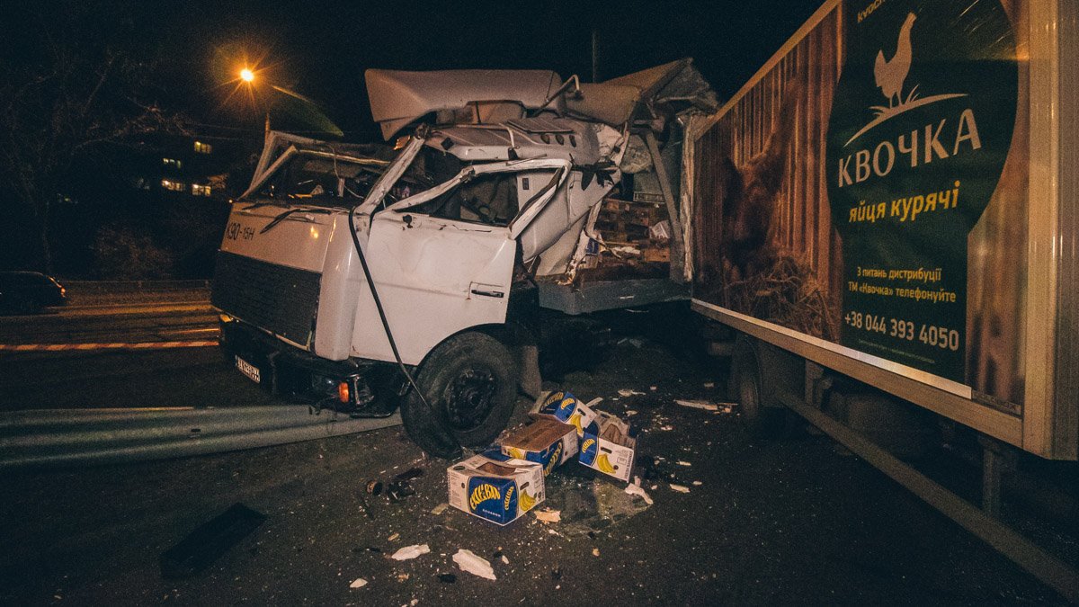 В Киеве МАЗ без тормозов протаранил 7 автомобилей и влетел в грузовик с яйцами