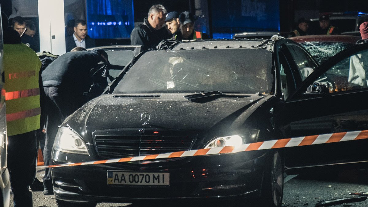 В Киеве взорвали Mercedes с людьми: кто был целью киллера на мотоцикле