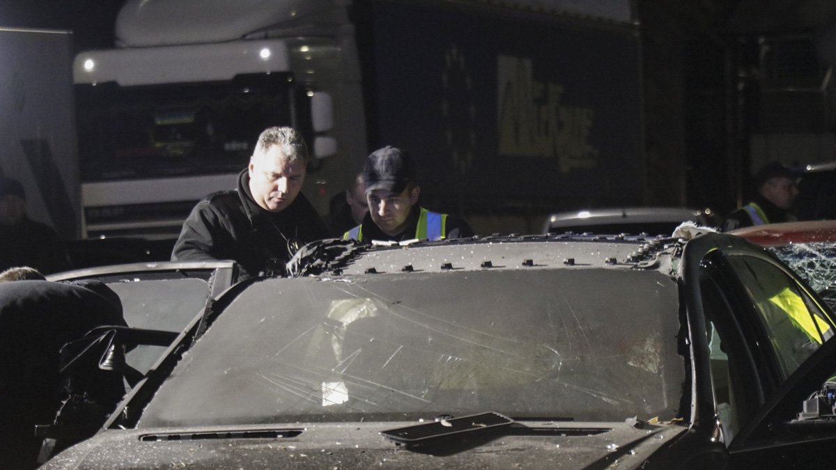 В Киеве от взрыва бронированного Mercedes мужчине оторвало голову: видео момента детонации