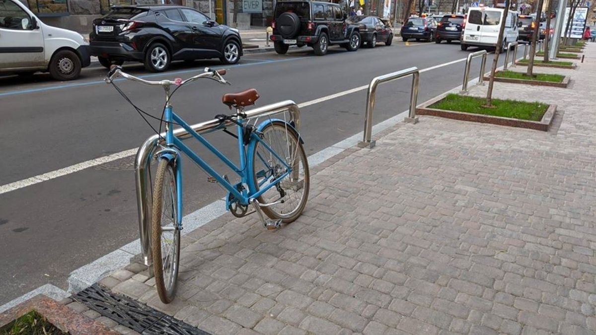 В Киеве появились велостоянки, которые ограничат незаконную парковку автомобилей