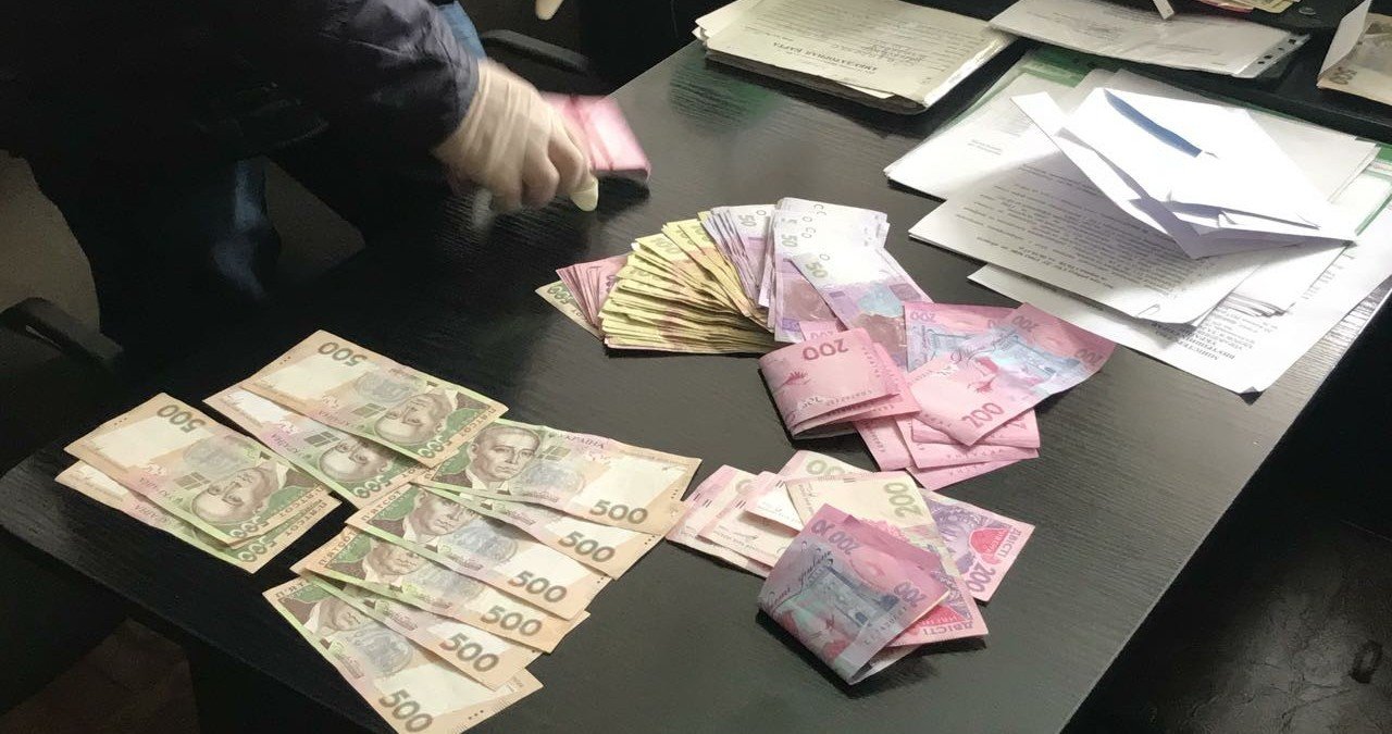 В Киеве сотрудница Нацбанка хотела получить взятку 30 тысяч долларов за неделю до увольнения