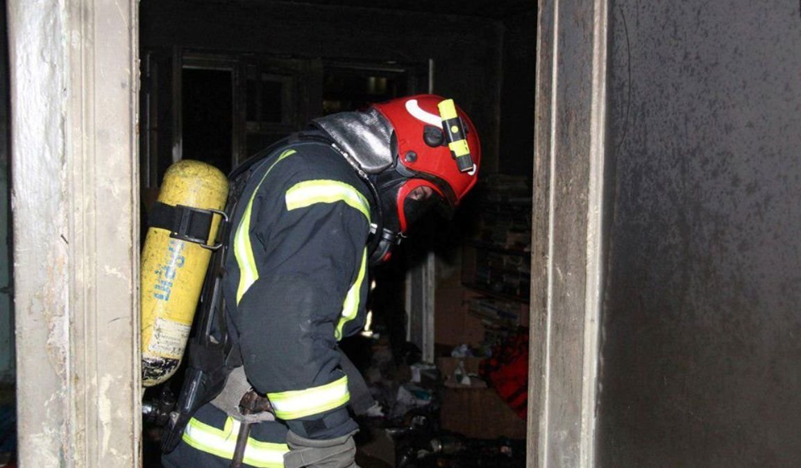 В Киеве на Подоле в жилом доме сгорела квартира
