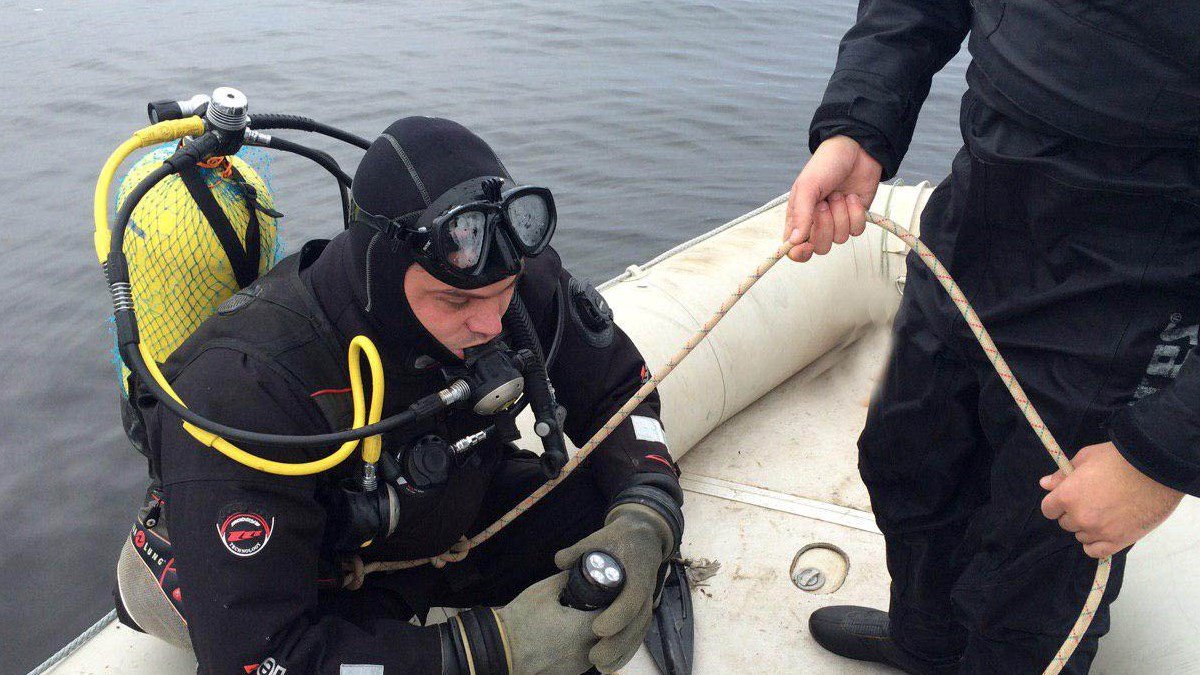 Под Киевом водолазы ищут подводного охотника