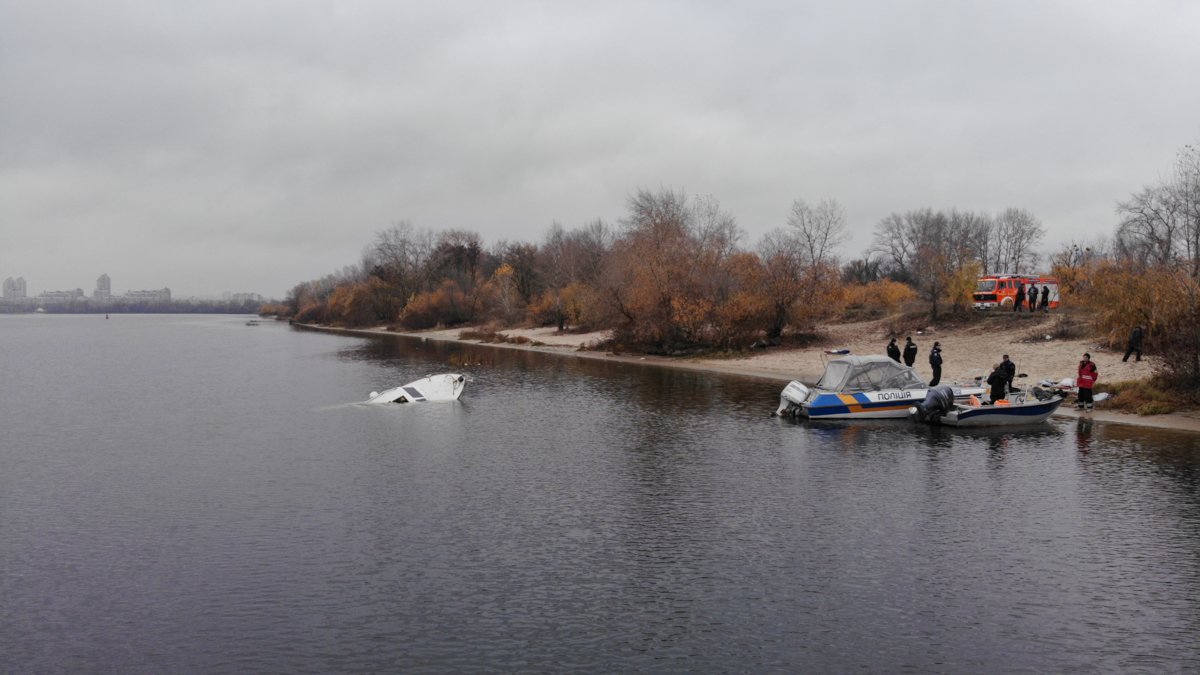 В Киеве посреди Днепра бросили затонувшую яхту: фото и видео с высоты