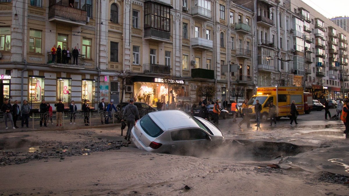 Прорыв трубы и провал автомобилей в центре Киева: видео момента обрушения дороги