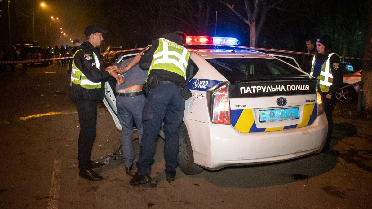 В Киеве бывший сутенер на внедорожнике с пакетом травы в салоне разбил девять машин и пытался скрыться