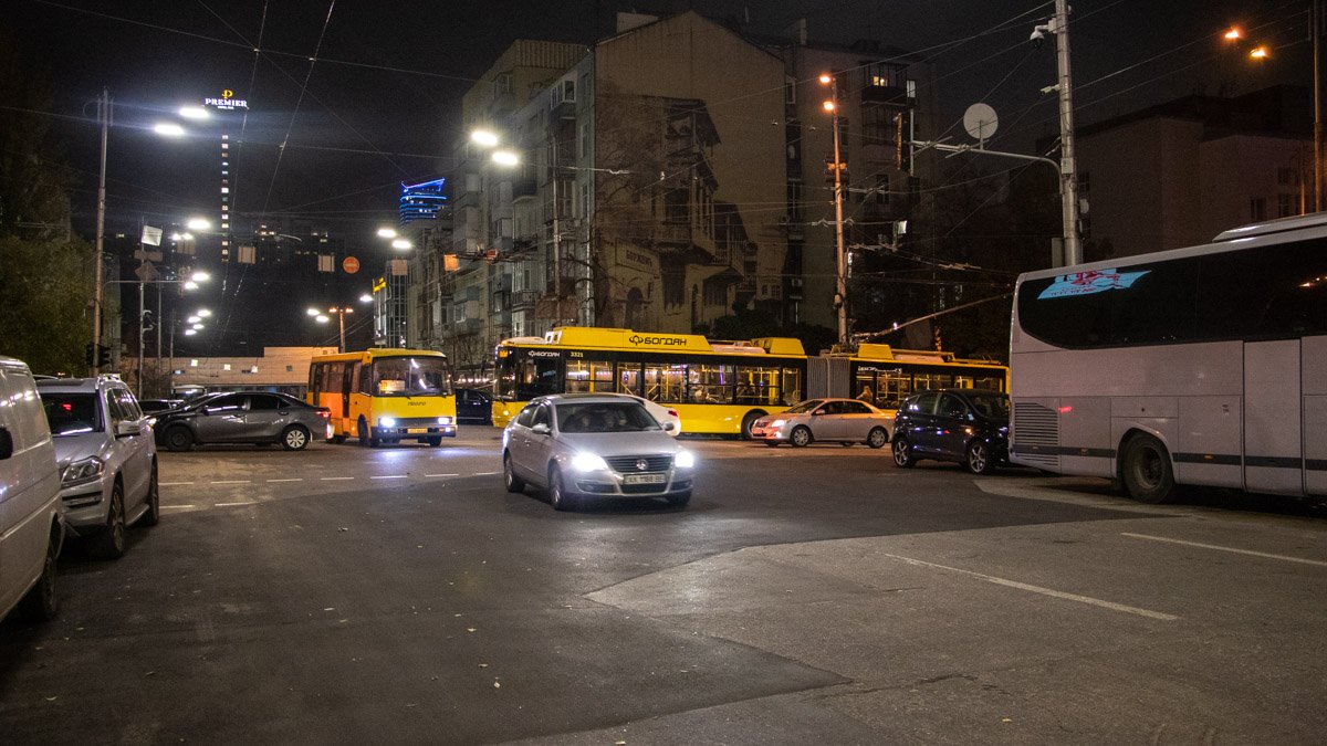 На месте прорыва трубы в центре Киева залатали асфальт и восстановили движение: как выглядит перекресток после ремонта