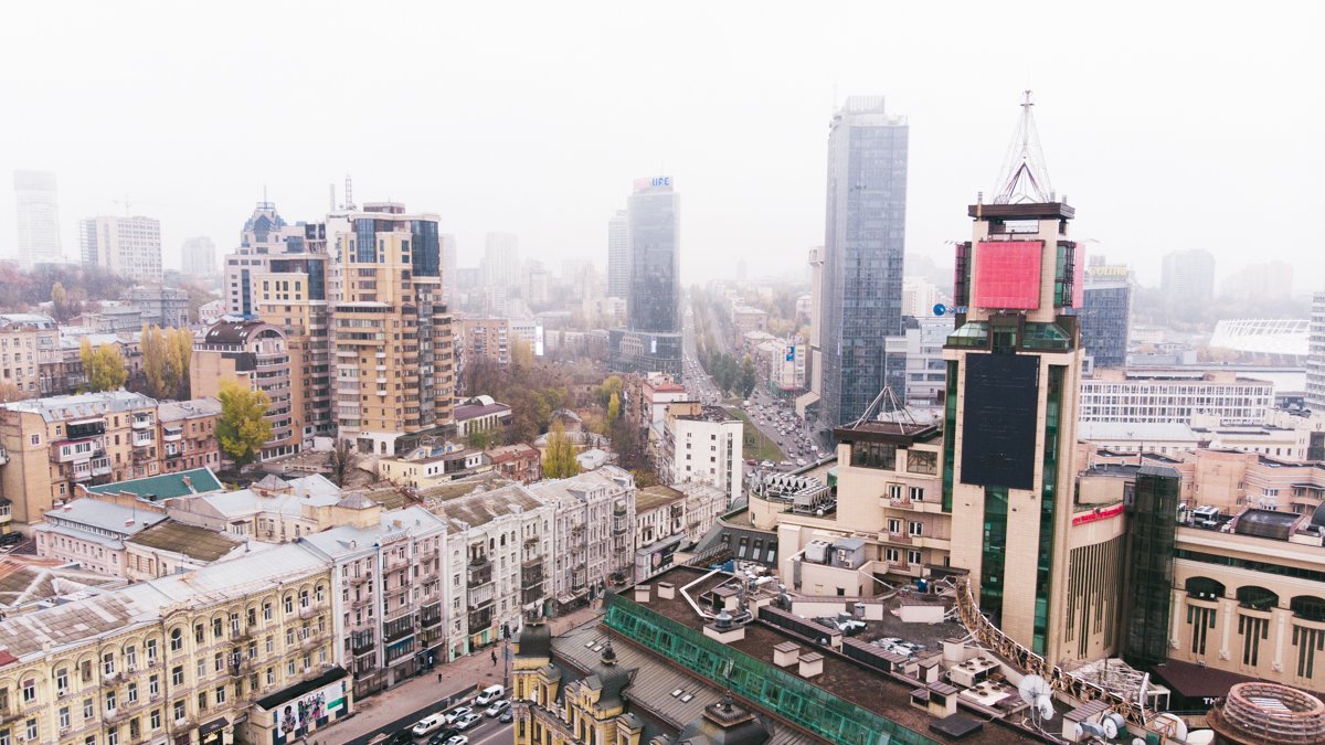 Киев окутала туманная дымка: как выглядит центр столицы с высоты
