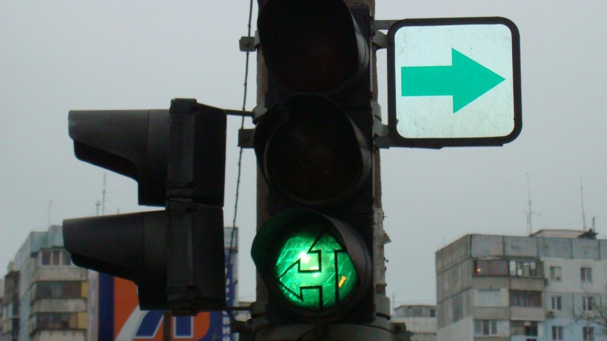 В Киеве на 10 перекрестках сменили правила дорожного движения: почему снимают зеленые стрелки светофора