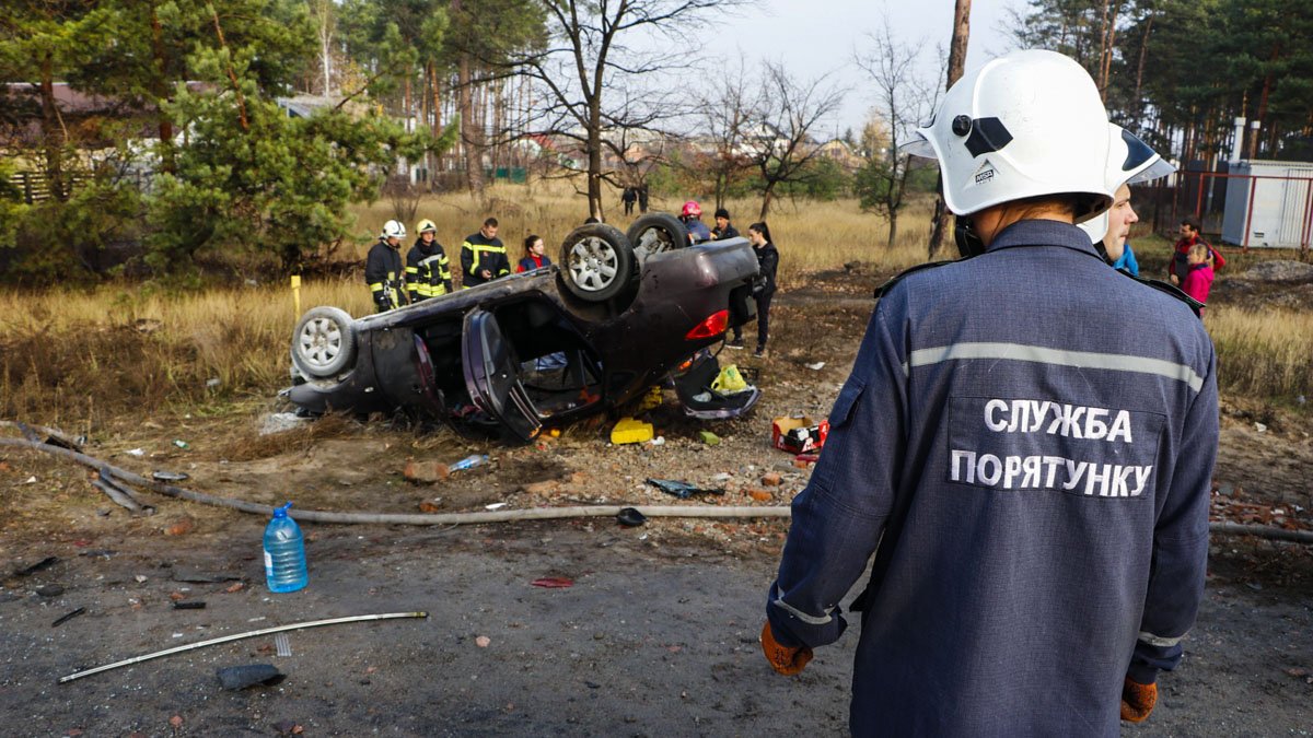 Под Киевом BMW вылетел на встречку и протаранил 4 автомобиля: Hyundai загорелся в кювете