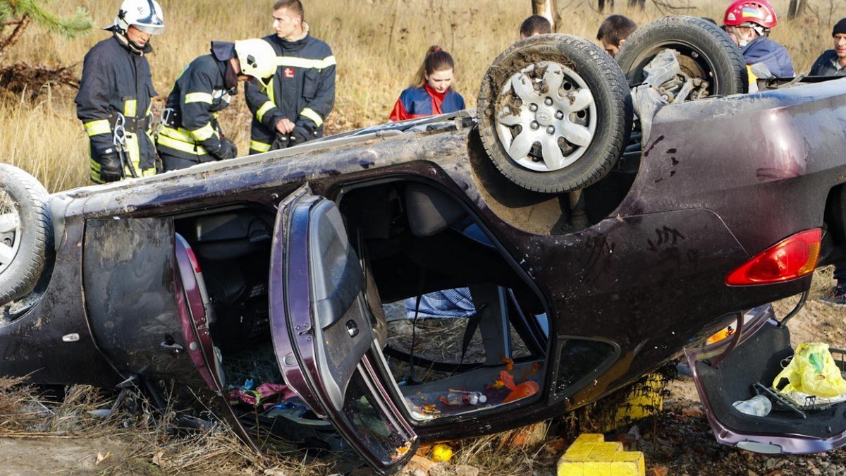 Под Киевом BMW вылетел на встречку и протаранил 4 автомобиля: видео момента аварии