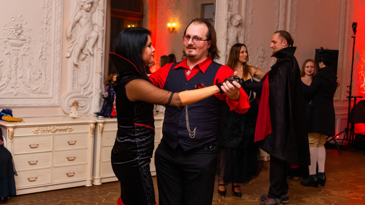 Старинные танцы и эксцентричные костюмы: как в Киеве прошел Бал вампиров