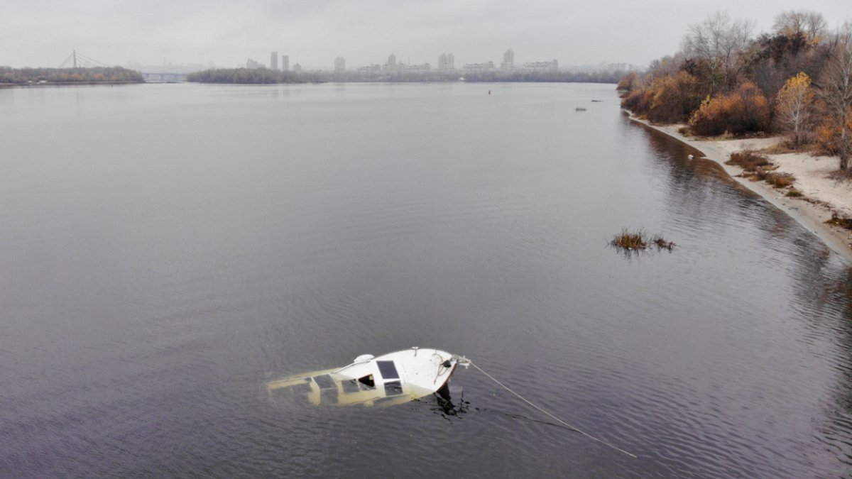 Провал асфальта в центре, взрыв бизнесмена на Mercedes и затонувшая яхта в Киеве: неделя в фото