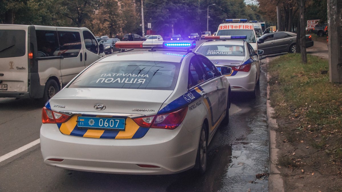 Под Киевом пьяная женщина на Ford пошла на таран парковки и смяла 5 автомобилей