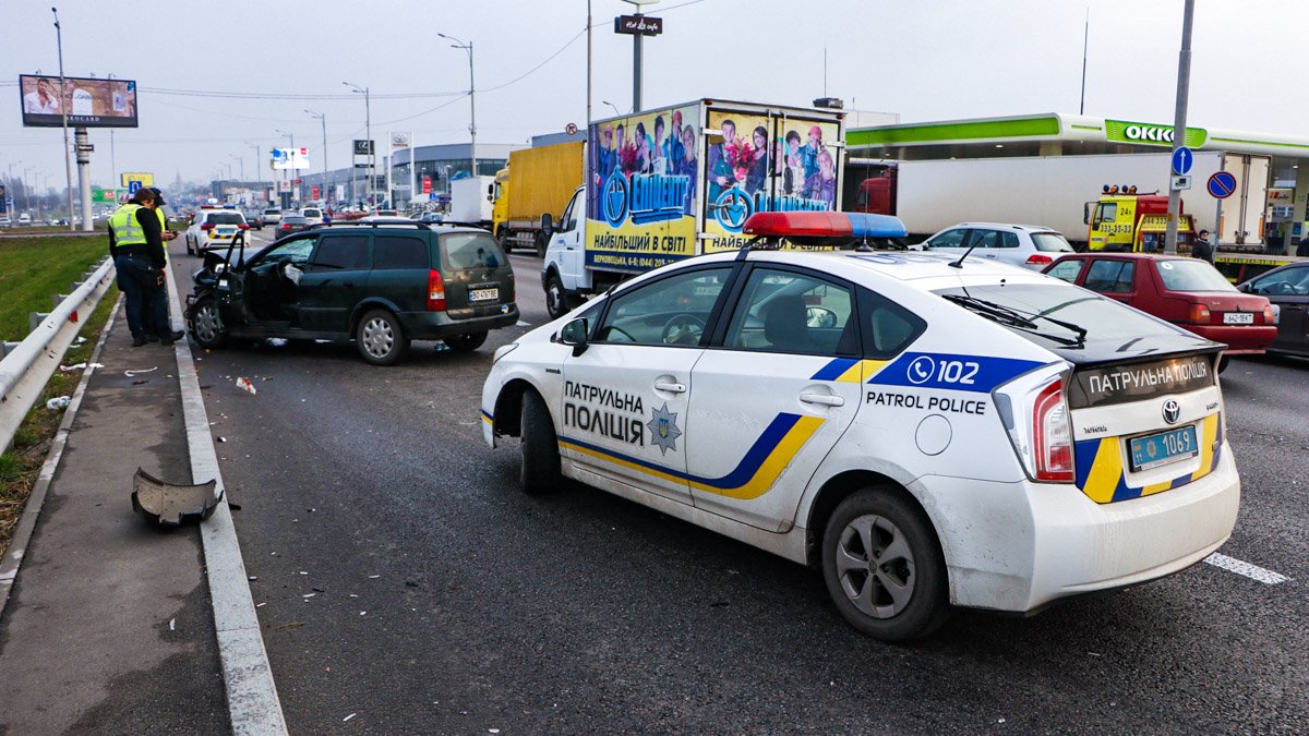 В Киеве пьяный водитель Opel с поддельными документами протаранил Renault: пострадали двое мужчин